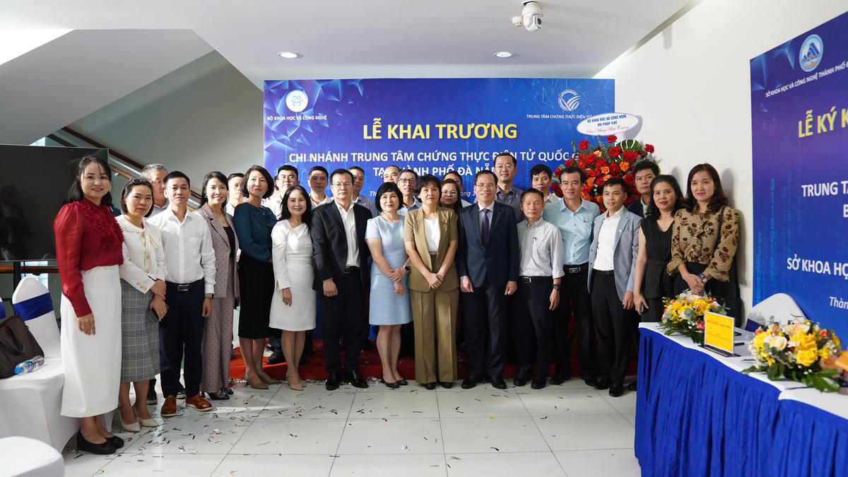 Theo ký kết, hai bên thường xuyên tổ chức các hội nghị, hội thảo, tọa đàm về giao dịch điện tử; xây dựng tài liệu, ấn phẩm truyền thông để nâng cao nhận thức cộng đồng về tầm quan trọng của chữ ký số trong kỷ nguyên số. Ảnh: Nguyễn Quỳnh.