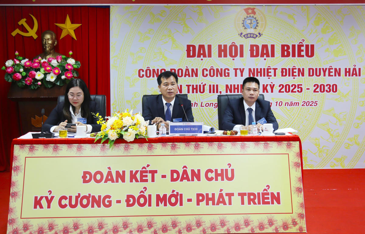 Đoàn Chủ tịch Đại hội Đại biểu Công đoàn Công ty Nhiệt điện Duyên Hải lần thứ III, Nhiệm kỳ 2025 - 2030 điều hành chương trình Đại hội.