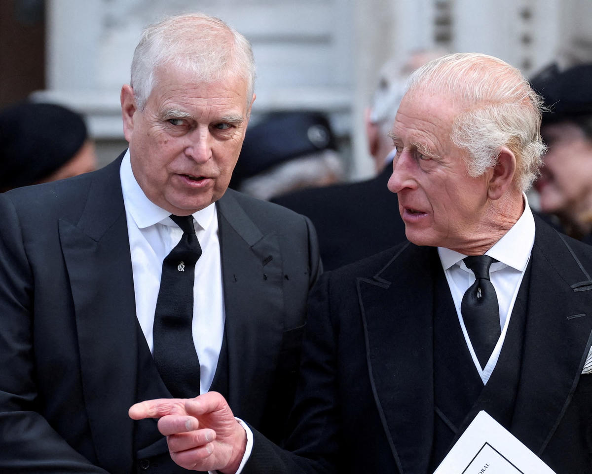 Vua Charles (phải) và em trai Andrew. Nguồn: Reuters.