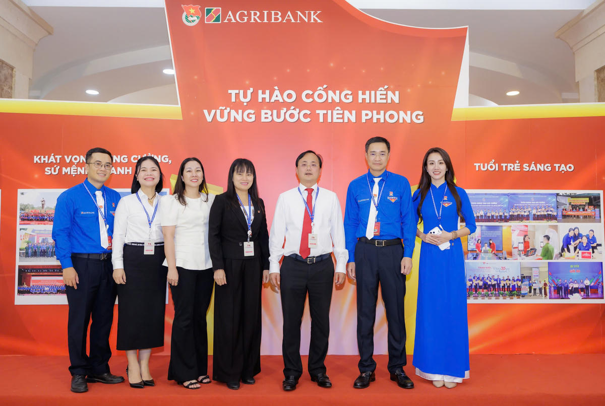 Ban lãnh đạo Agribank chụp ảnh lưu niệm tại không gian “Dấu ấn một nhiệm kỳ”