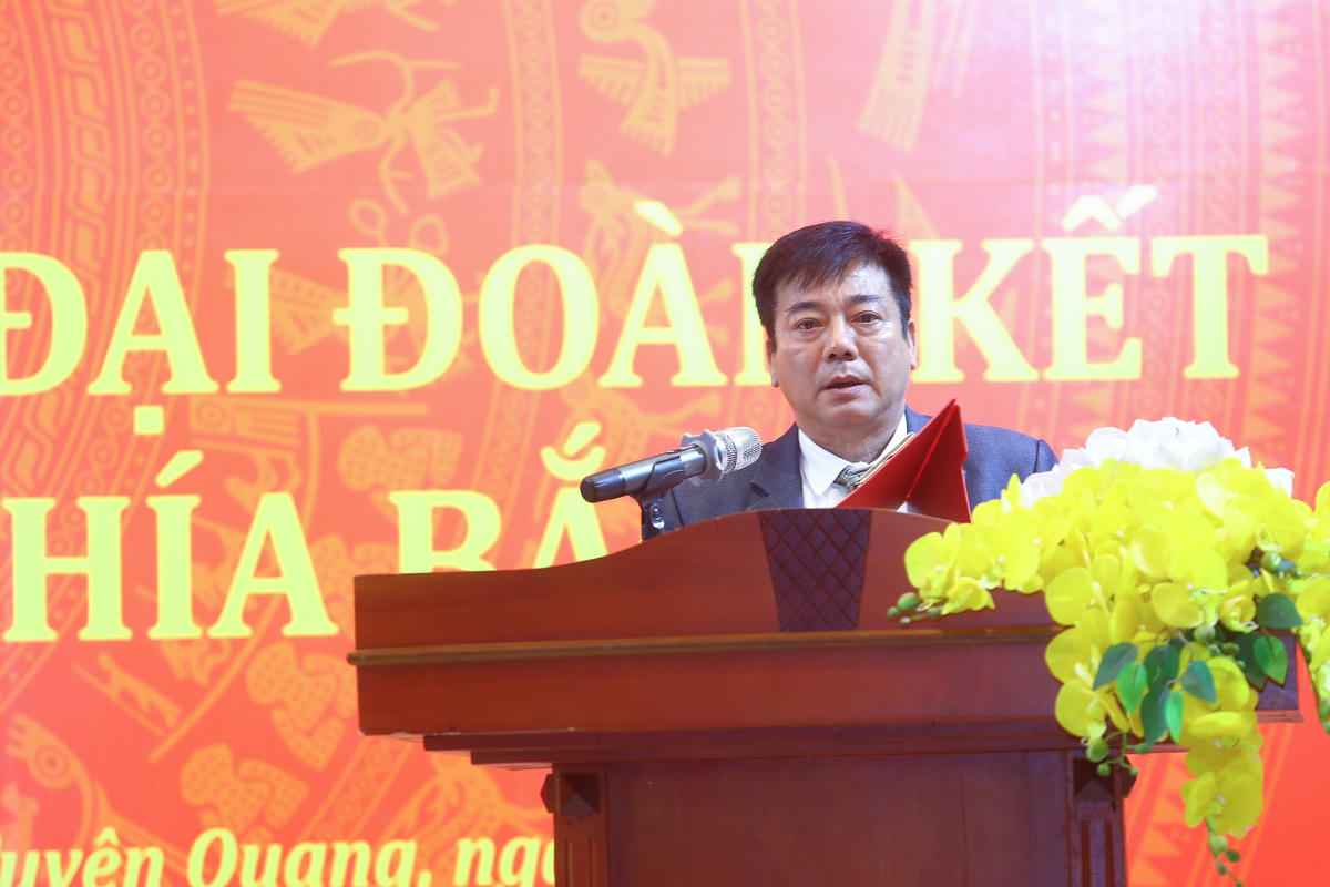 Ông Vũ Tiến Cường, Chánh Văn phòng Báo Đại đoàn kết đọc công bố &nbsp;Quyết định thành lập Văn phòng và Quyết định bổ nhiệm nhân sự. Ảnh: Lê Khánh.