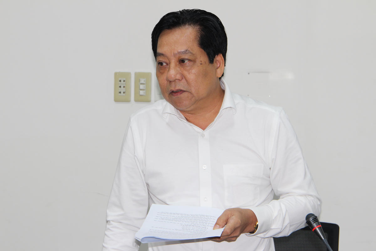 Ông Trương Thành Dãnh - Uỷ viên Ban Thường vụ Tỉnh uỷ, Phó Chủ tịch Uỷ ban Mặt trận Tổ quốc Việt Nam tỉnh Vĩnh Long báo cáo về công tác chuẩn bị Đại hội Mặt trận tỉnh. Ảnh: Q.Đ.