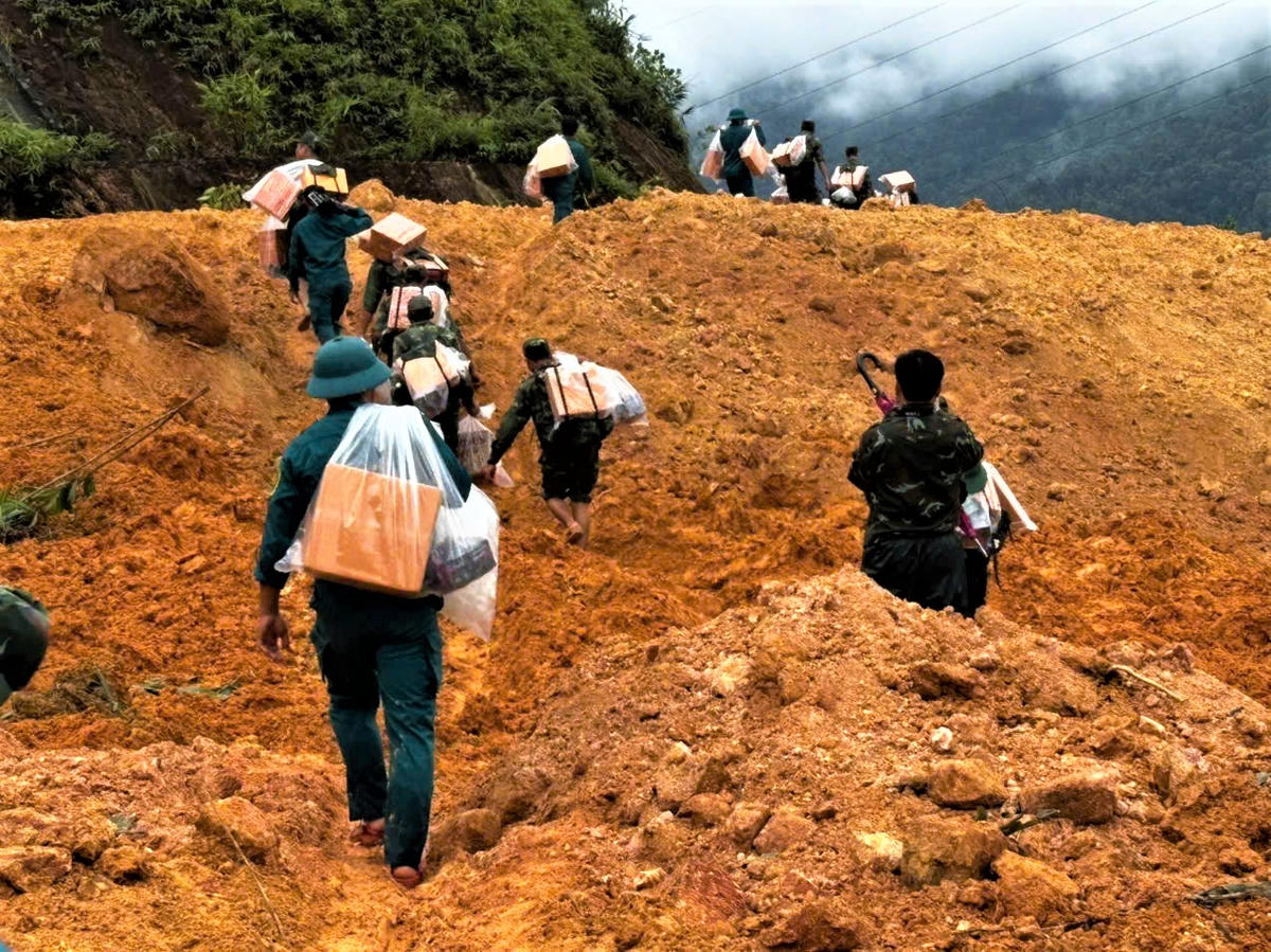 Đường vào điểm sạt lở xã Trà leng gặp nhiều khó khăn. Ảnh: CV.