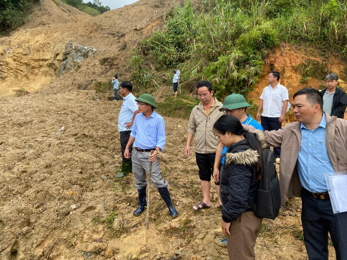 Phó Chủ tịch UBND tỉnh Quảng Ngãi&nbsp;Nguyễn Ngọc Sâm (mũ cối) trực tiếp chỉ đạo mở đường tiếp lương thực cho 400 hộ dân. Ảnh: CV.