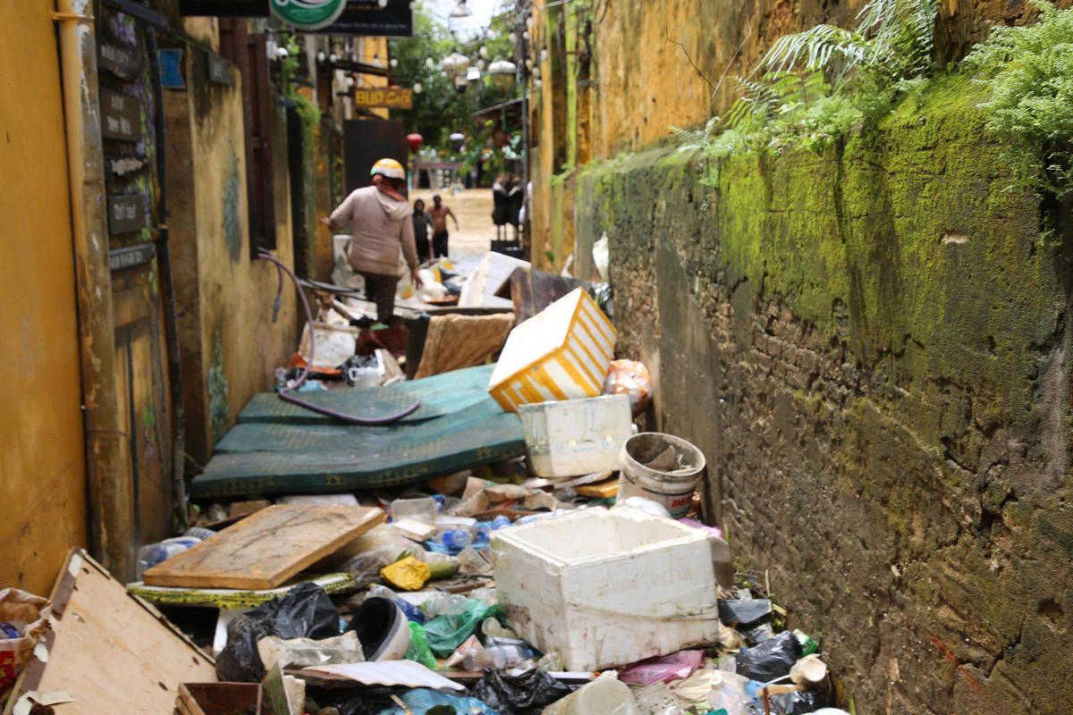 Khắp nơi đâu đâu cũng thấy rác do lũ đem đến. Ảnh Tấn Thành.
