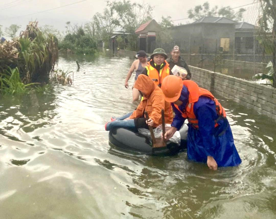 Hà Tĩnh: Tiếp tục mưa lớn, hồ Kẻ Gỗ tăng lưu lượng xả tràn