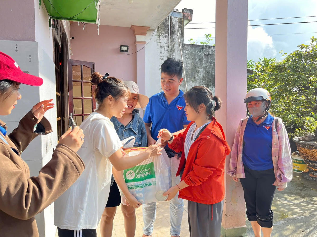 Thanh niên Đoàn phường Hòa Xuân&nbsp;hỗ trợ bà con vượt qua khó khăn do ngập lụt. Ảnh: Cẩm Vân.