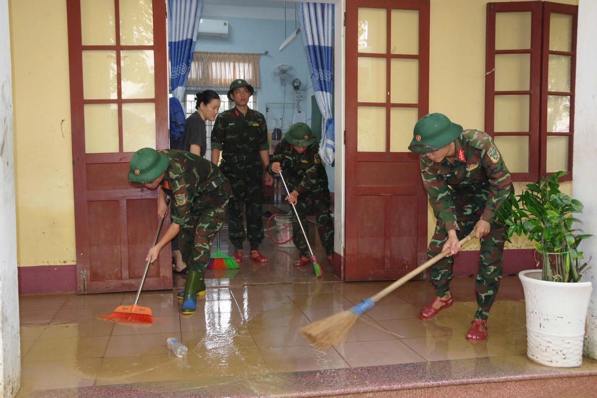 Lực lượng chức năng đang dọn dẹp vệ sinh tại một trường học trên địa bàn TP Huế. Ảnh: T L.