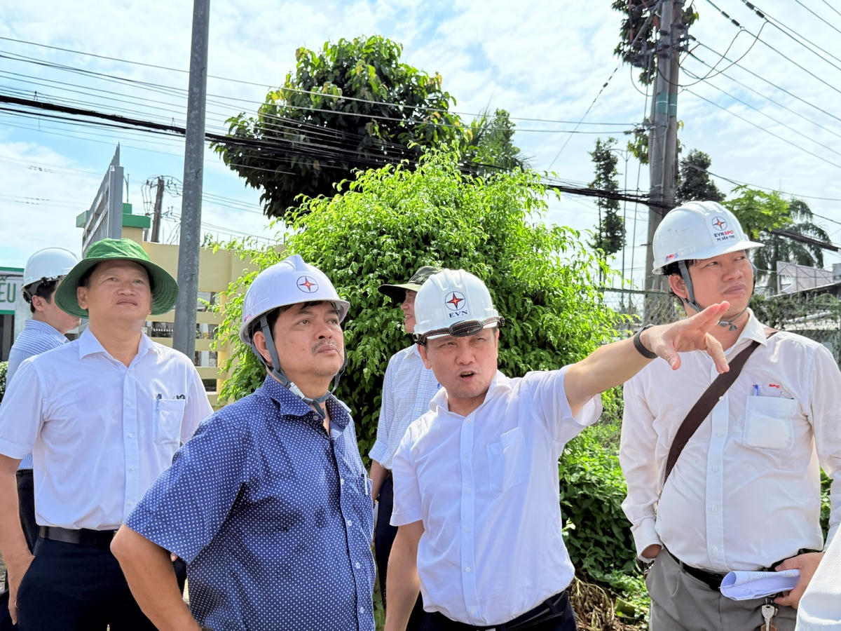  Lãnh đạo EVNSPC thường xuyên sâu sát trên những công trình trọng điểm. Trong ảnh: Ông Nguyễn Phước Đức – Tổng giám đốc EVNSPC (thứ 2 từ phải sang) kiểm tra tiến độ công trình trên địa bàn tỉnh Vĩnh Long. 