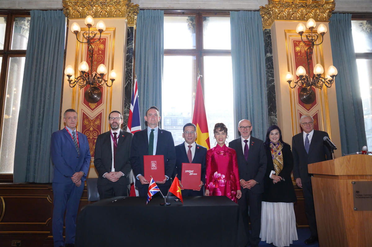Tổng Giám đốc Vietjet Đinh Việt Phương (giữa, phải) và ông Ewen McDonald, Tổng Giám đốc Thương mại Tập đoàn Rolls-Royce (giữa, trái) ký kết hợp đồng động cơ và dịch vụ động cơ Trent 7000 trị giá 3,8 tỷ USD tại Bộ Ngoại giao Anh.