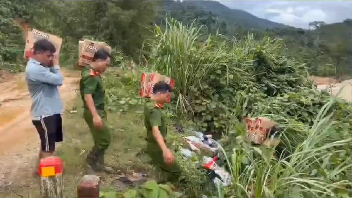 Các chiến sĩ vượt núi băng rừng đến với bà con vùng lũ. Ảnh Phước Thành.