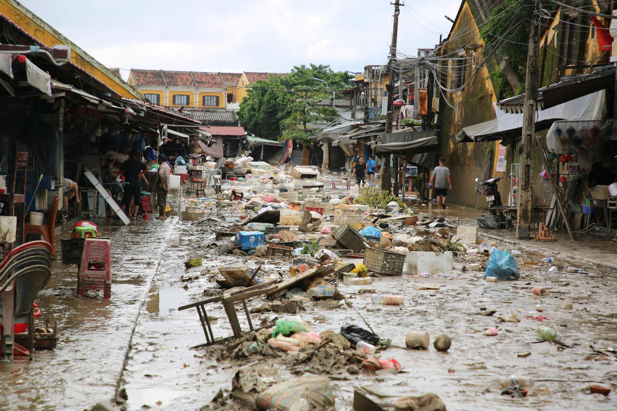 Đâu đâu cũng thấy rác và bùn. Ảnh Tấn Thành.