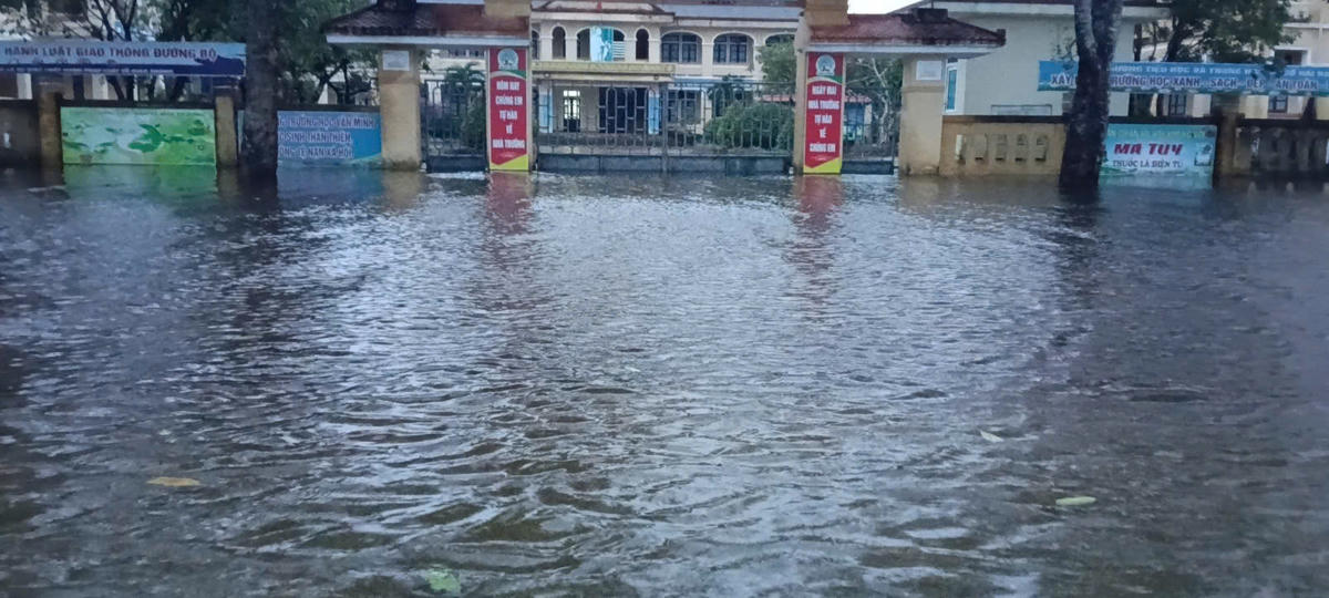 Hơn 28.500 học sinh tạm nghỉ học. Ảnh: UB.