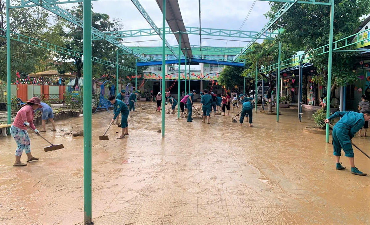 Sau khi lũ rút xuống bùn non bám dày trong khuôn viên trường học ở xã Đại Lộc. Ảnh: CV.