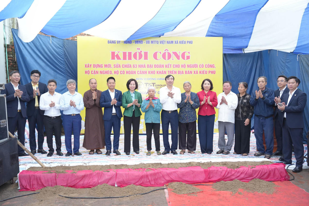 Lãnh đạo Ủy ban MTTQ thành phố Hà Nội dự lễ khởi công xây dựng, sửa chữa 63 nhà đại đoàn kết trên địa bàn xã Kiều Phú. Ảnh: N. P