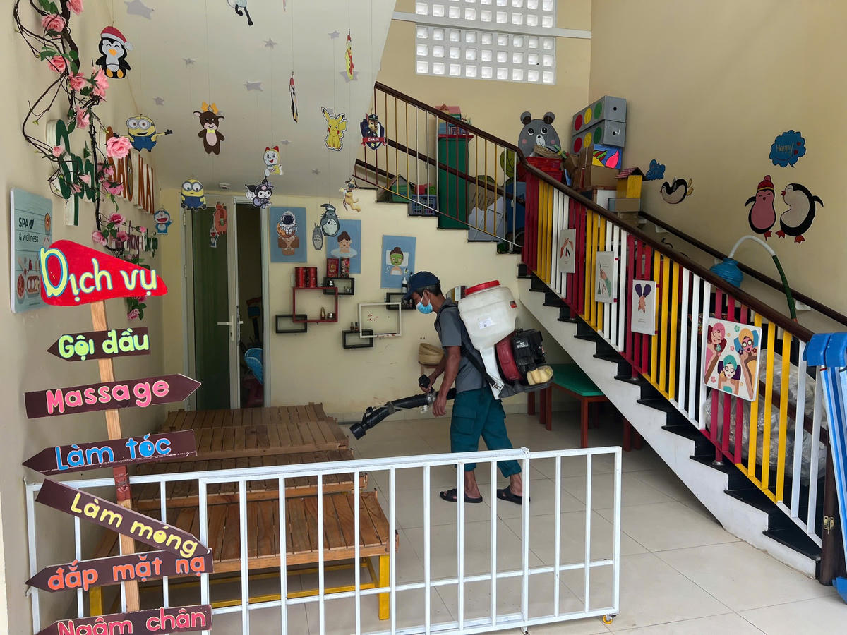 Phung hóa chất xử lý môi trường sau khi nước rút. Ảnh: Lê Đô.