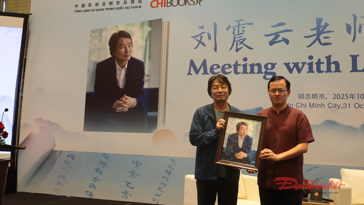 Ông Từ Châu - Phó Tổng Lãnh sự Trung Quốc tại TP Hồ Chí Minh và Nhà văn Lưu Chấn Vân tại buổi giao lưu chiều 31/10. Ảnh: Hồng Phúc.