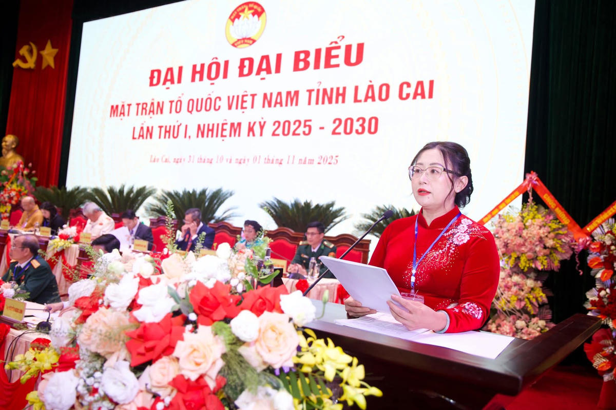 Bà Giàng Thị Dung, Phó Bí thư Tỉnh ủy, Chủ tịch Ủy ban MTTQ Việt Nam tỉnh Lào Cai điều hành hiệp thương Ủy ban MTTQ Việt Nam tỉnh Lào Cai khóa I, nhiệm kỳ 2025 - 2030. Ảnh: Thanh Xuân.