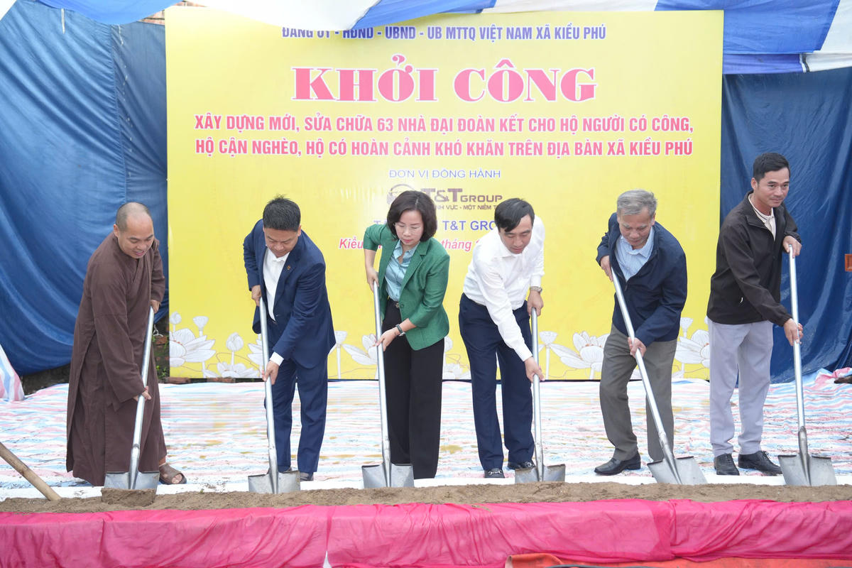 Ủy ban Ban Thường vụ, Phó Chủ tịch Thường tực Ủy ban MTTQ Việt Nam thành phố Hà Nội, lãnh đạo xã Kiều Phú và đại diện nhà tài trợ thực hiện lễ khởi công căn nhà cho gia đình bà Nguyễn Thị Dương. Ảnh: N. P