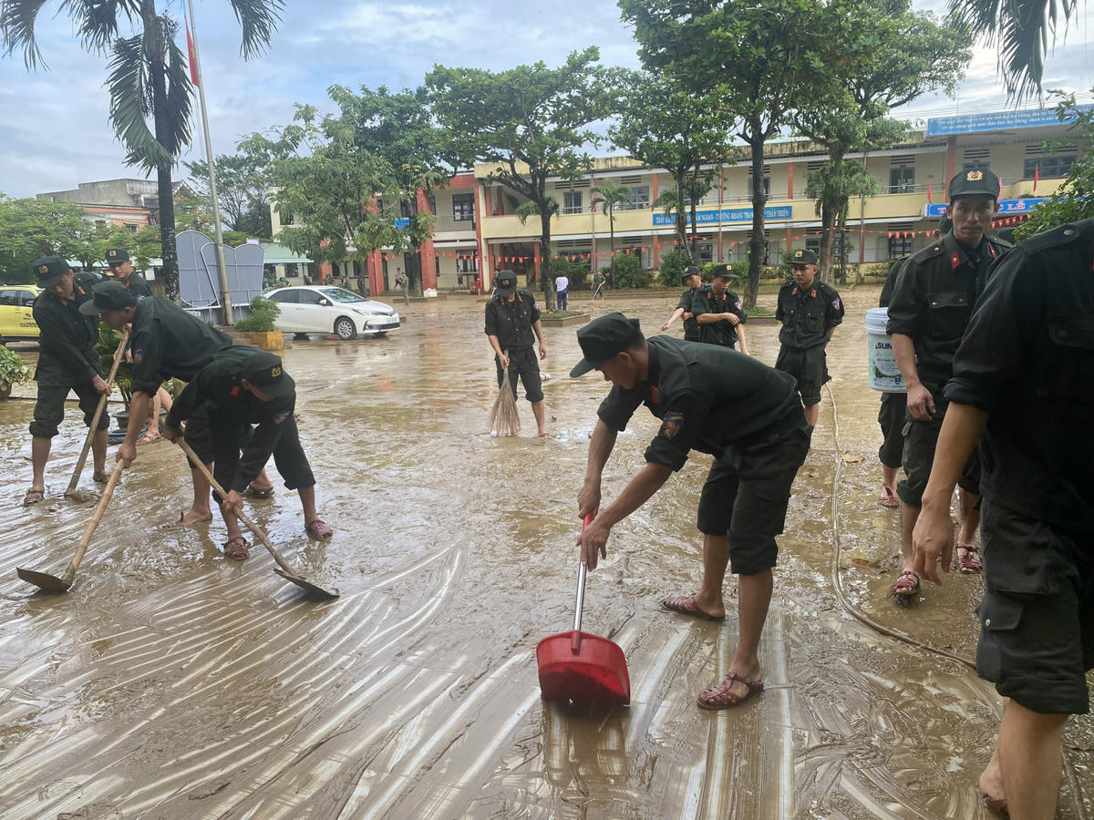 Đà Nẵng: Lực lượng vũ trang giúp các trường học dọn vệ sinh