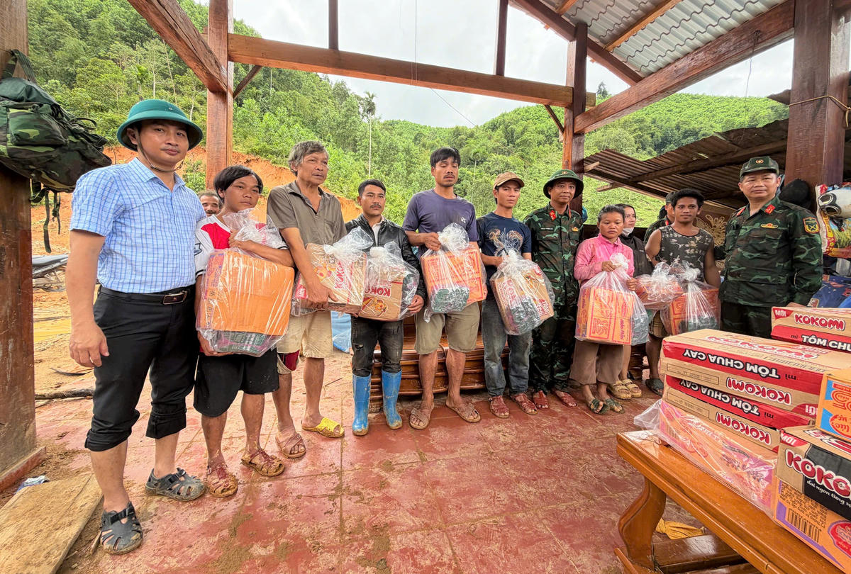 Lãnh đạo xã Trà Tân tặng quà cho bà con thôn Sông Y bị cô lập do sạt lở đất đá. Ảnh: CV.