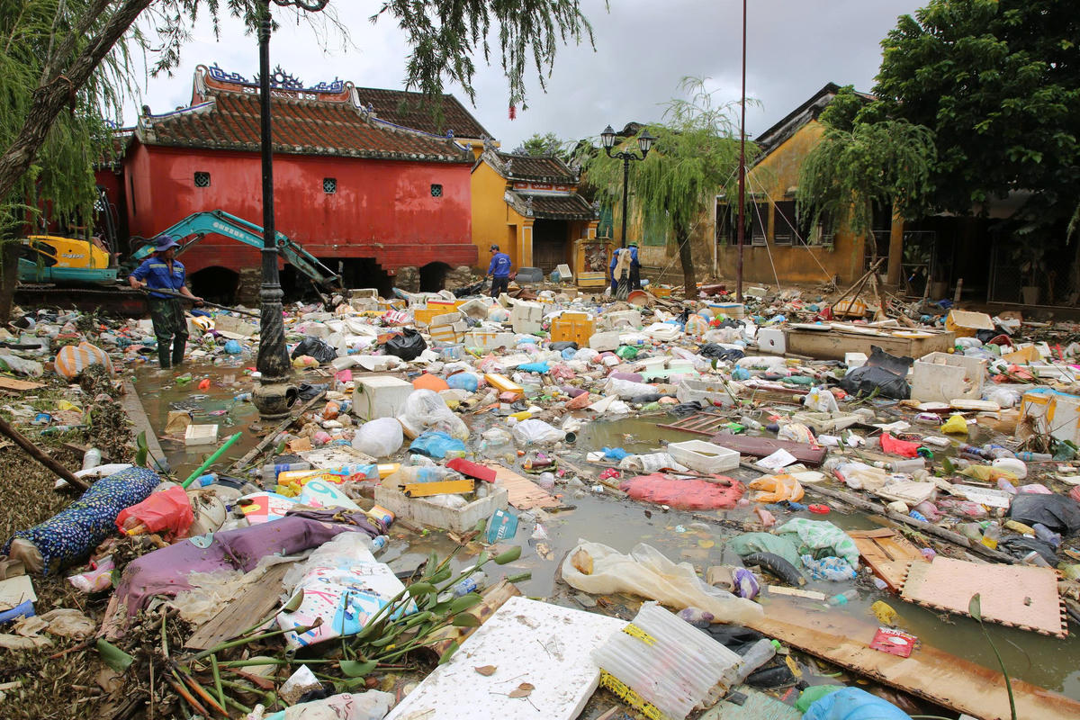 Sau trận lũ lụt lịch sử rác tràn ngập ở khu vực Chùa Cầu Hội An. Anh: Tấn Thành