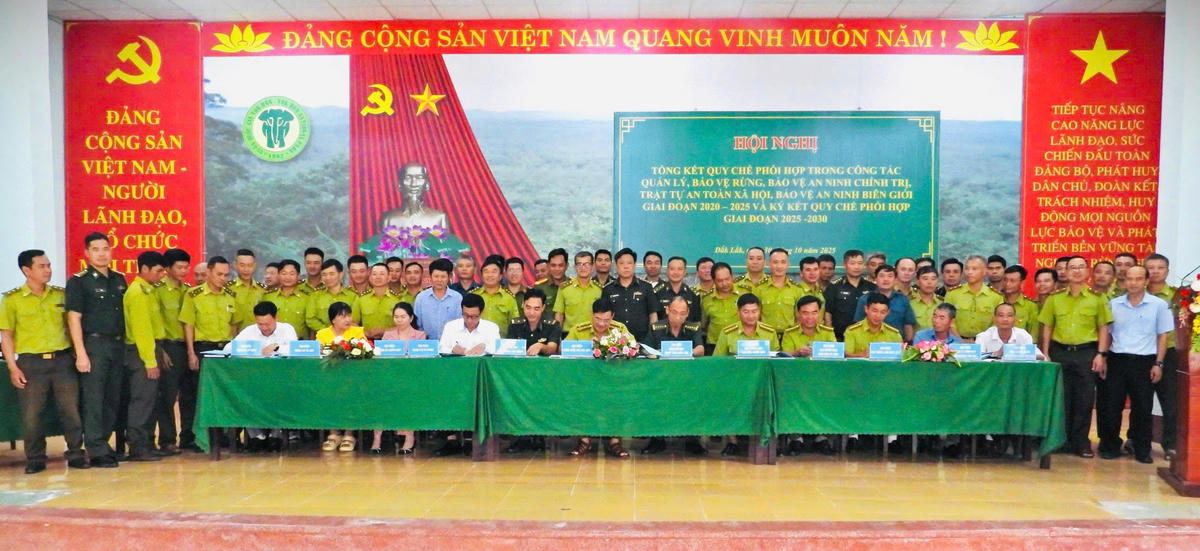 Đại diện các đơn vị, lực lượng ký kết Quy chế phối hợp. Ảnh: VQG.