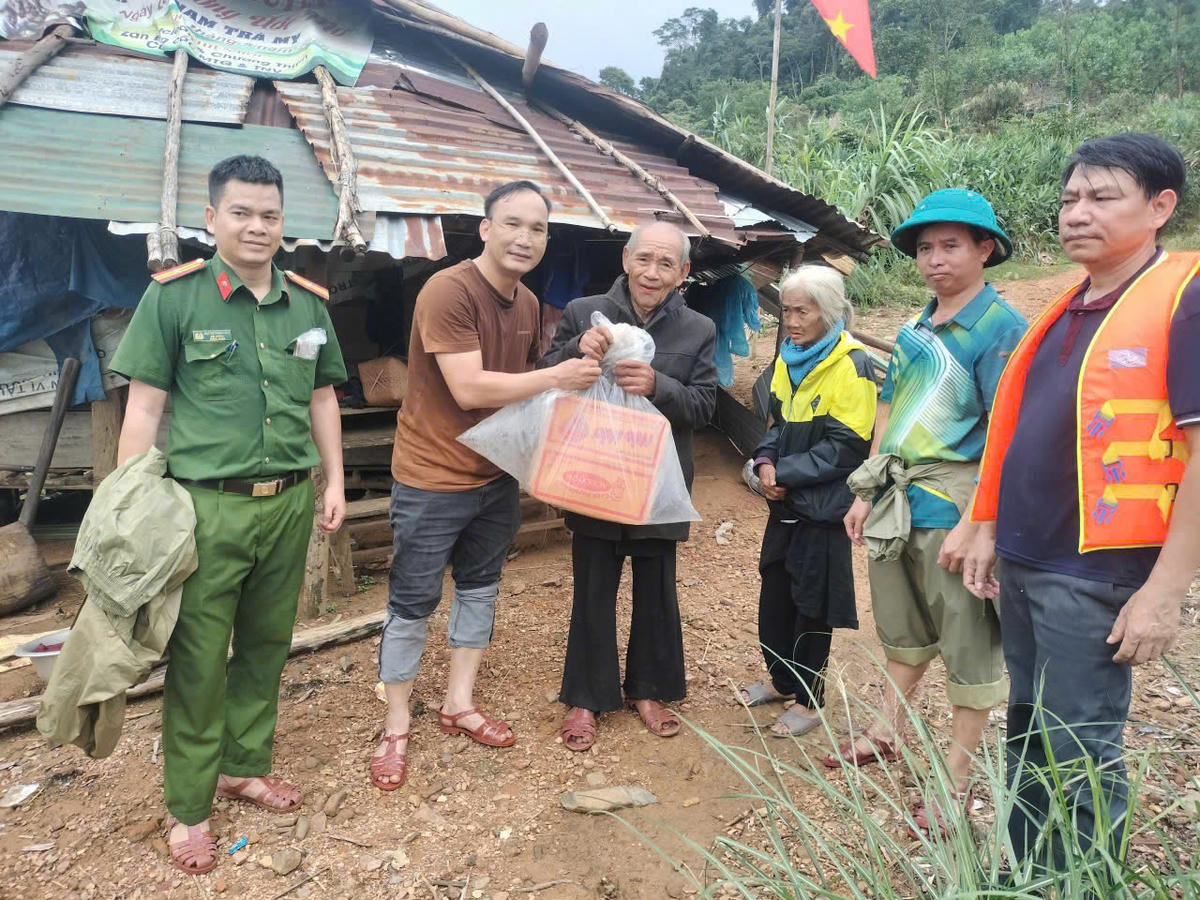 Công an xã Avương, TP Đà Nẵng vượt qua hiểm nguy tiếp tế lương thực cho bà con. Ảnh: Phước Thành