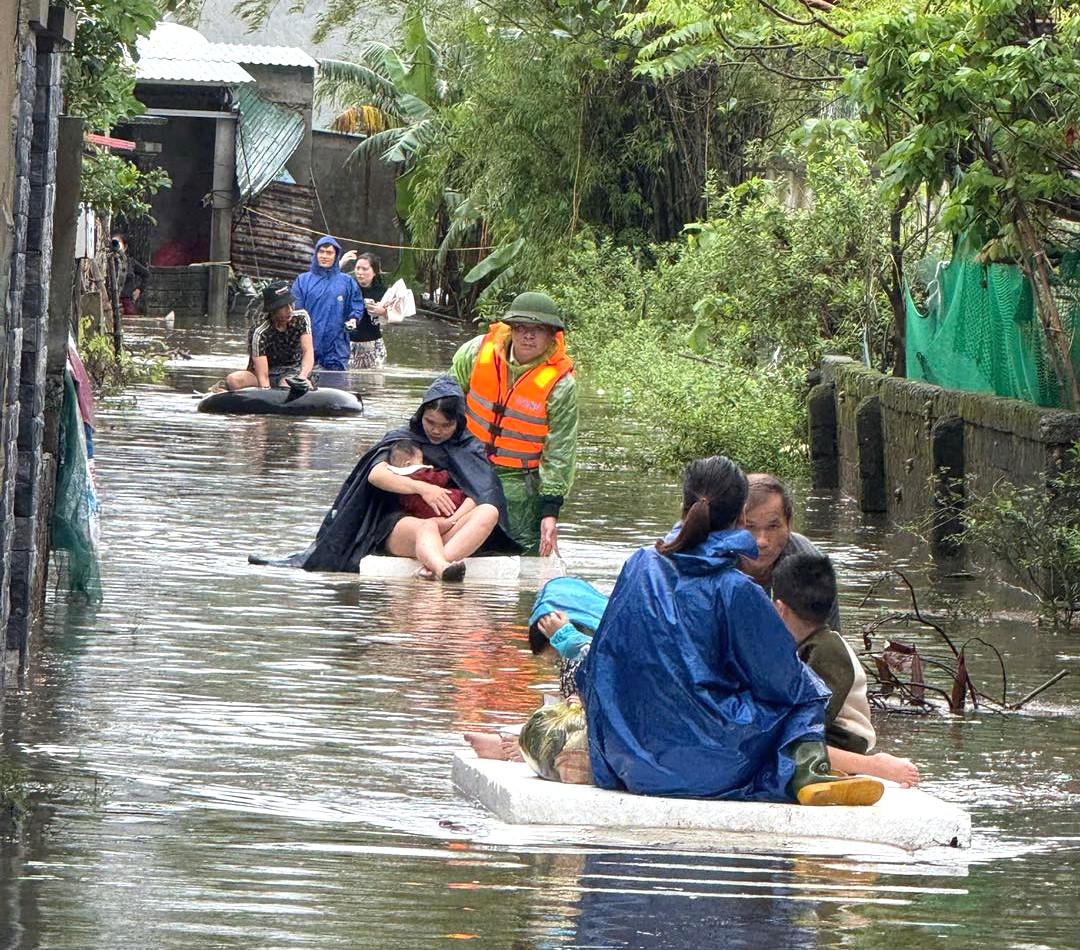 Mưa lớn khiến phường Vũng Áng ngập lụt nghiêm trọng, lực lượng chức năng phải tổ chức sơ tán người dân đến nơi an toàn. Ảnh: VA.