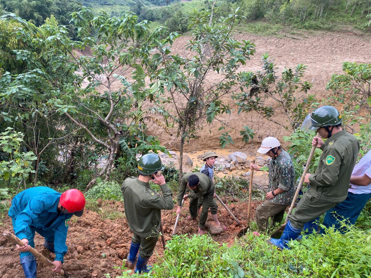 Lực lượng chức năng đang mở đường mòn tiếp tế lương thực cho 5 thôn của xã Ngọc Linh bị cô lập sạt lở núi.&nbsp; Ảnh: CV.