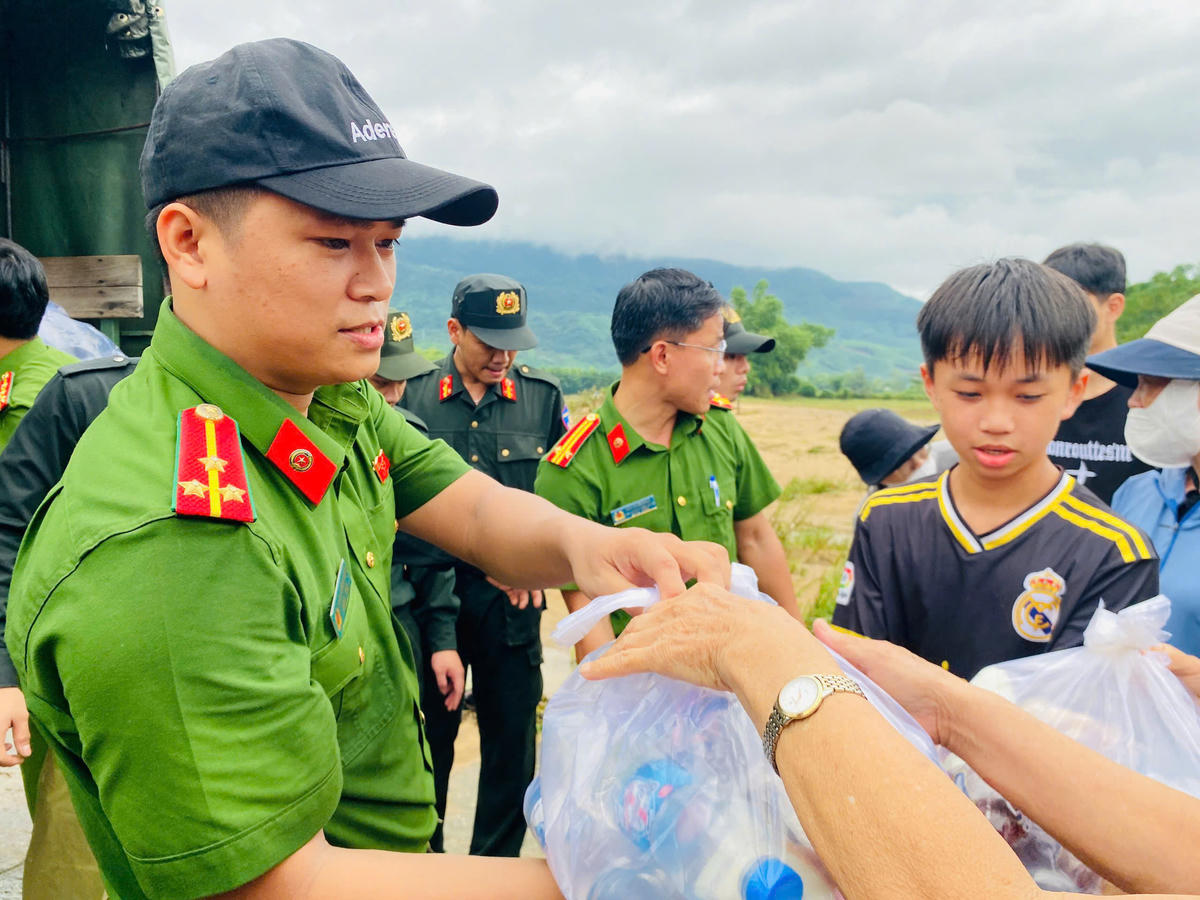 Những phần quà của tuổi trẻ Công an TP Đà Nẵng đến với bà con vùng cô lập. Ảnh: Phước Thành.