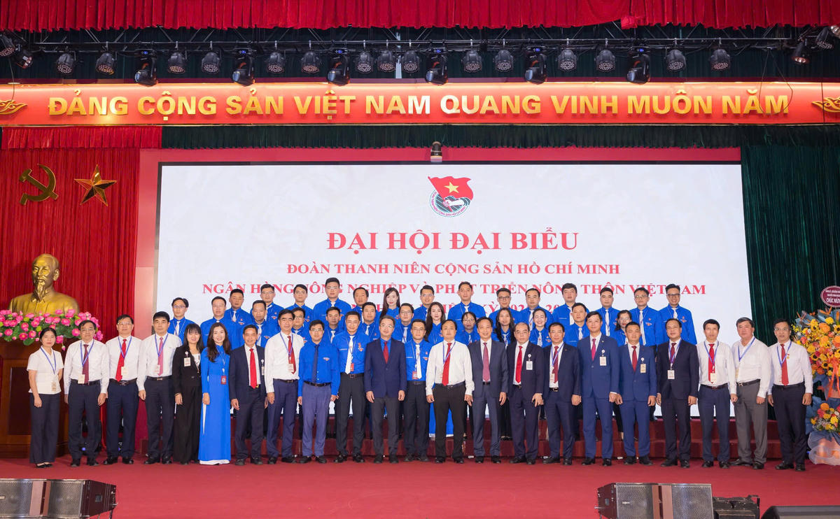 Các đồng chí lãnh đạo chụp ảnh cùng Ban Chấp hành khoá V, nhiệm kỳ 2025 - 2030