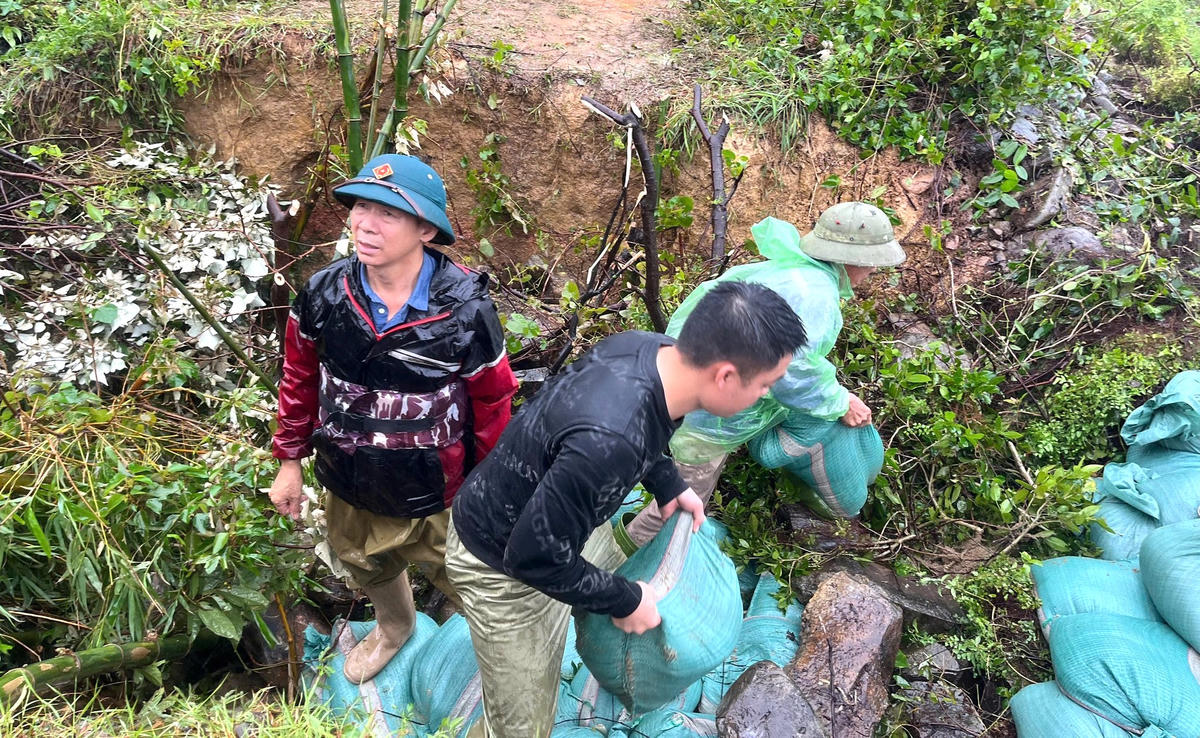 Hà Tĩnh: Tiếp tục mưa lớn, hồ Kẻ Gỗ tăng lưu lượng xả tràn