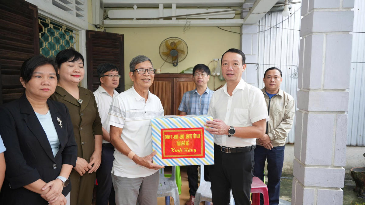 Ông Phan Thiên Định - Chủ tịch UBND thành phố Huế thăm, tặng quà gia đình ông Hồ Minh Thơ. Ảnh: N.H.