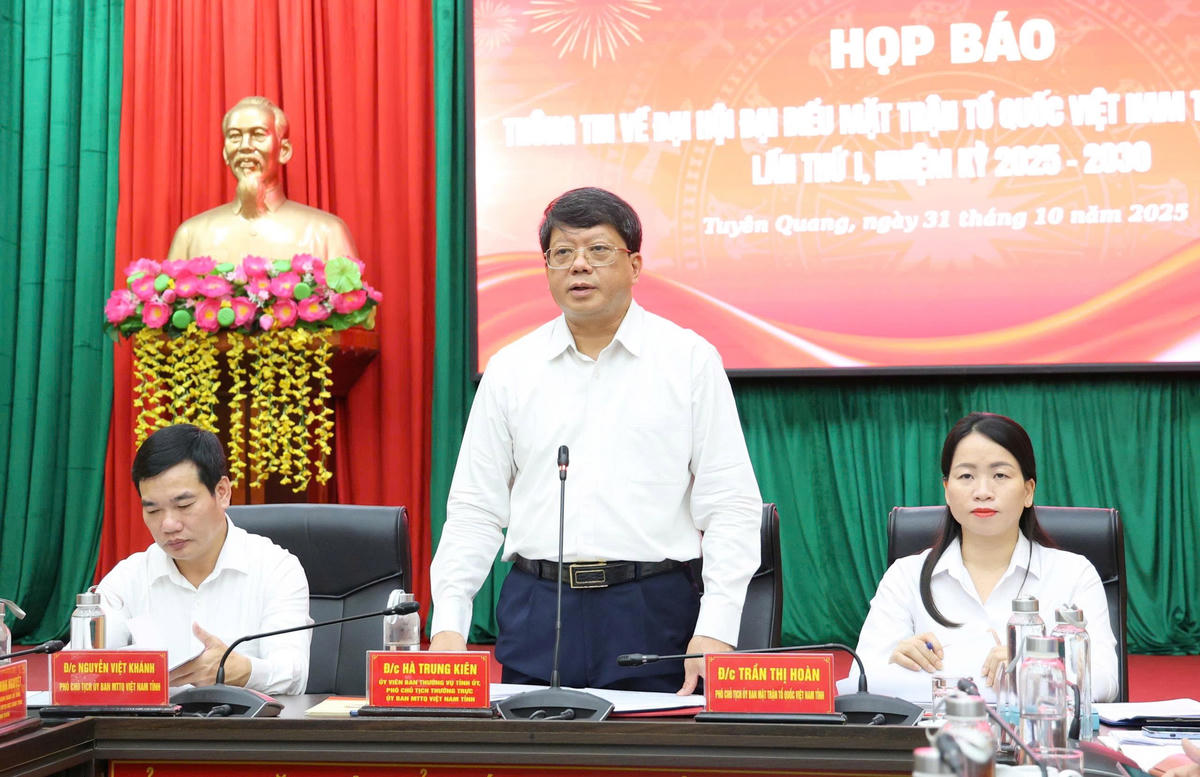 Ông Hà Trung Kiên, Ủy viên BTV Tỉnh ủy, Phó Chủ tịch Thường trực Ủy ban MTTQ Việt Nam tỉnh Tuyên Quang trả lời các câu hỏi và kết luận buổi họp báo. Ảnh: Tuấn Trung.