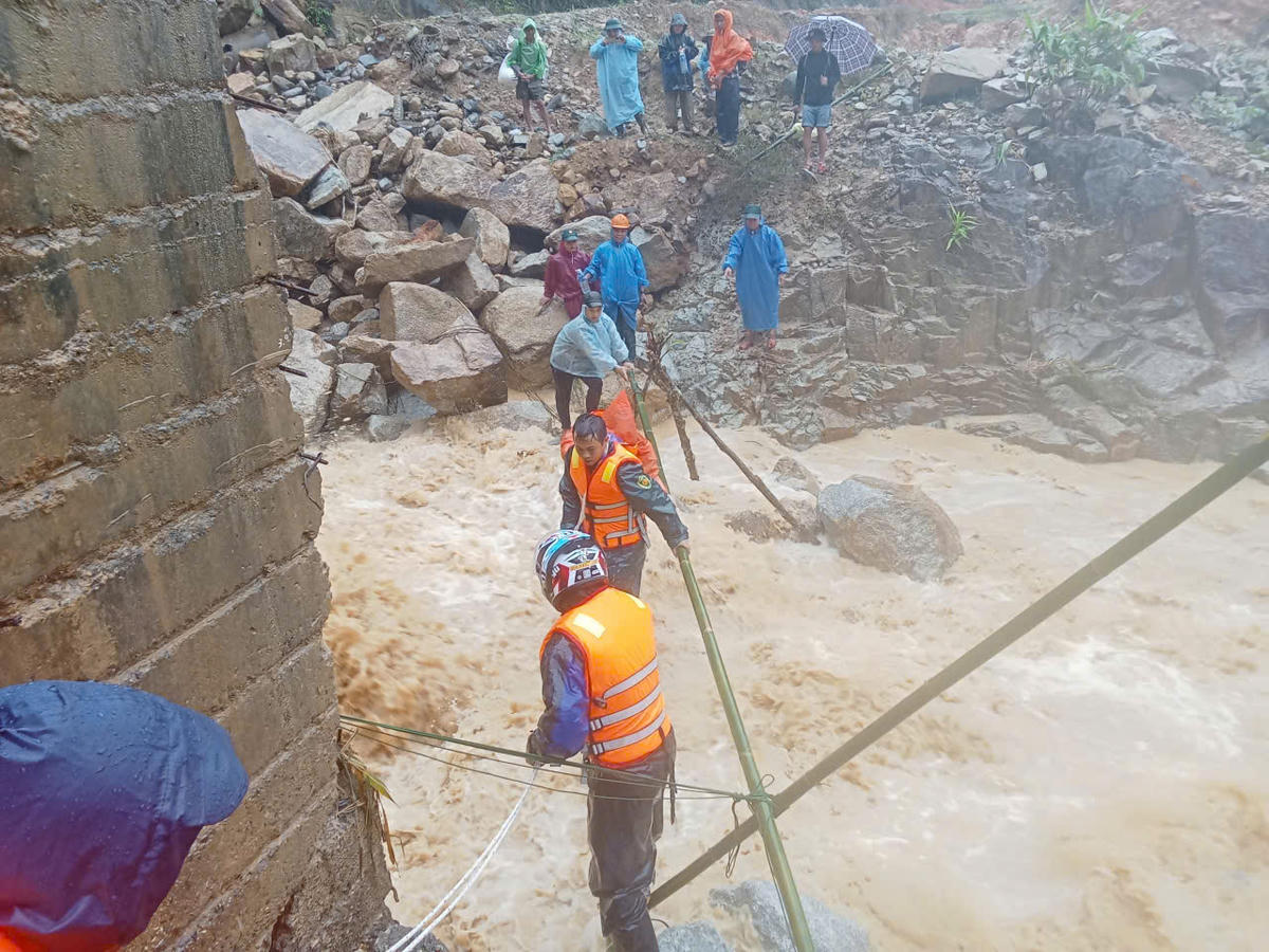 Đoạn đường chị Khuyên đi qua xuất hiện nhiều điểm sạt lở do mưa lớn. Ảnh: CV.