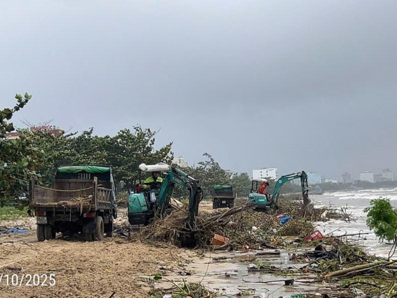 Căng mình dọn rác sau lũ ở biển Đà Nẵng