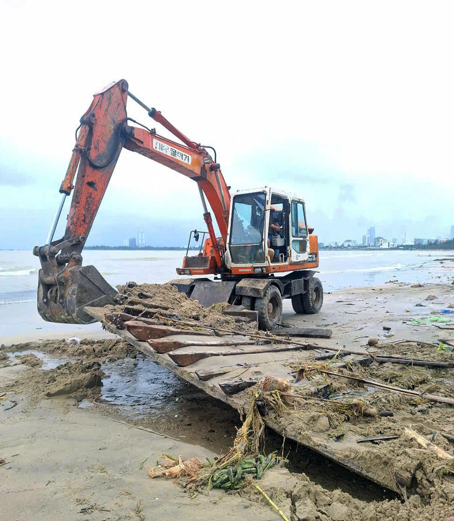 Bên cạnh đó có cả những vật cồng kềnh. Ảnh: Nguyễn Tú.