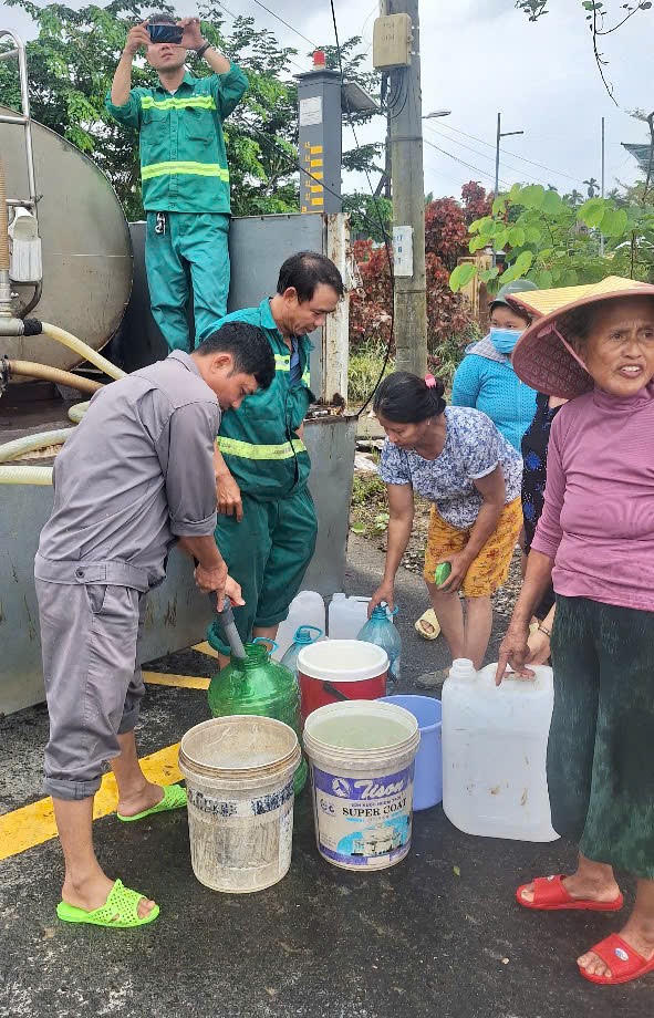 Người dân vùng lũ được cấp nước sạch. Ảnh: Nguyễn Tú.