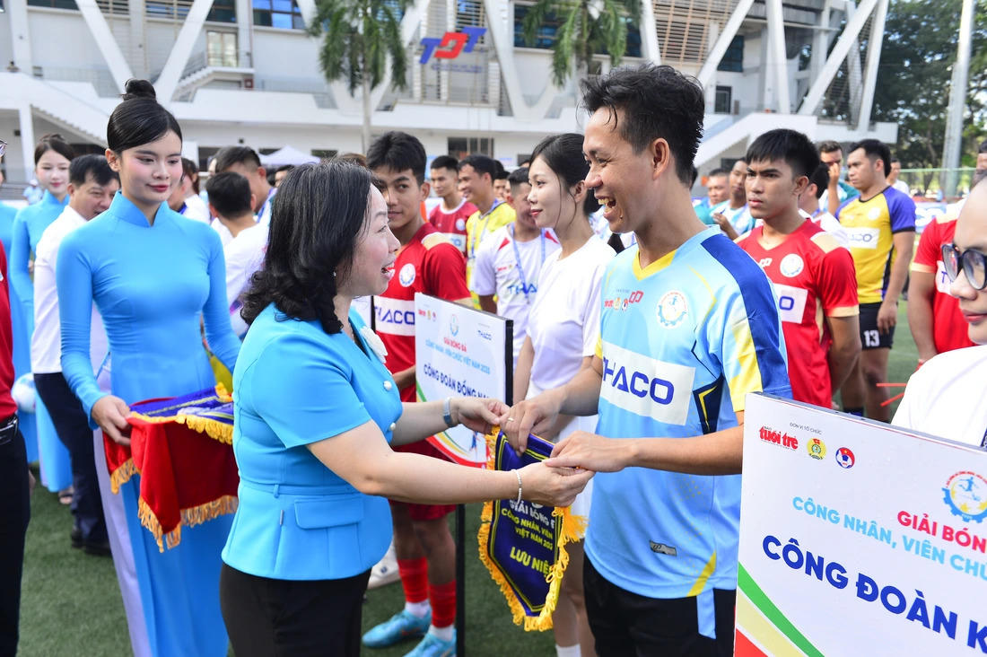 Bà Thái Thu Xương, Phó Chủ tịch Thường trực Tổng Liên đoàn Lao động Việt Nam động viên cầu thủ trước giờ thi đấu. Ảnh: Q. Đ