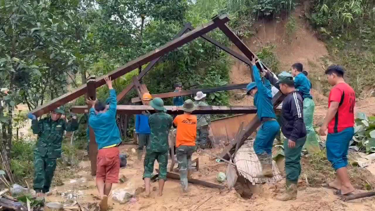 Cán bộ Đồn Biên phòng Tr'hy dựng lại nhà cho người dân thôn A râng, xã Hùng Sơn. Ảnh: CV.