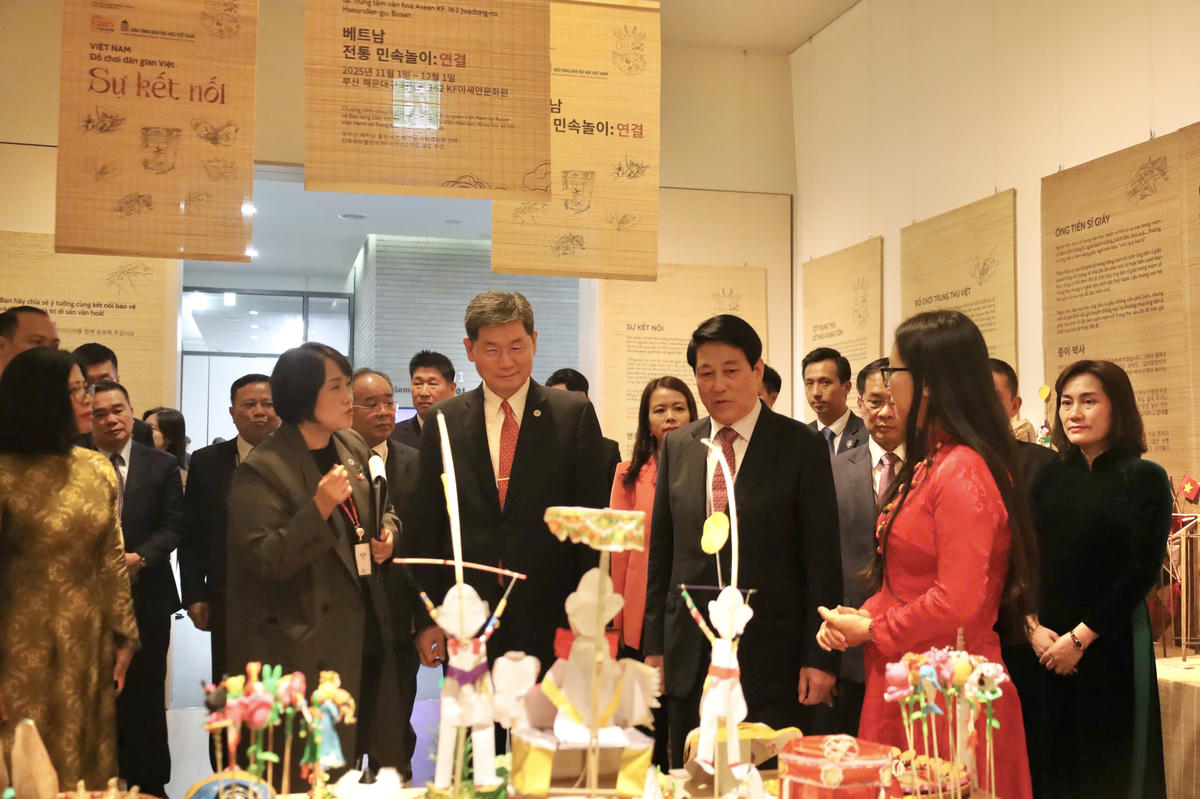 Chủ tịch nước Lương Cường, Chủ tịch Quỹ Giao lưu Quốc tế Hàn Quốc (KF) cùng phái đoàn tham quan không gian trưng bày nghệ thuật đồ chơi dân gian Việt. ( Ảnh: BTC)