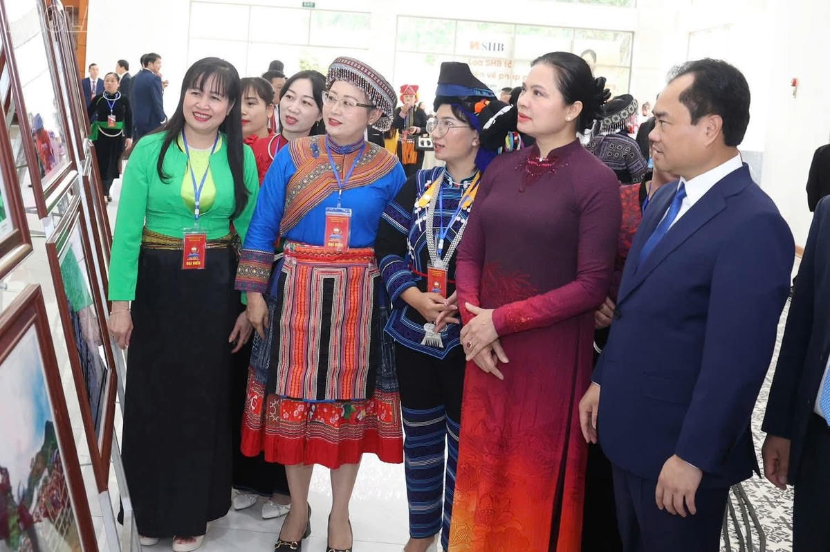 Bà Hà Thị Nga - Ủy viên Ban Chấp hành Trung ương Đảng, Phó Chủ tịch Ủy ban Trung ương MTTQ Việt Nam và các đại biểu tham quan khu trưng bày nghệ thuật. Ảnh: Thanh Xuân.