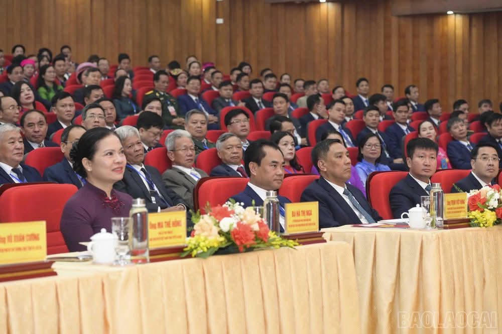 Bà Hà Thị Nga - Ủy viên Trung ương Đảng, Phó Chủ tịch Ủy ban Trung ương MTTQ Việt Nam dự, chúc mừng và chỉ đạo đại hội. Ảnh: Thanh Xuân.