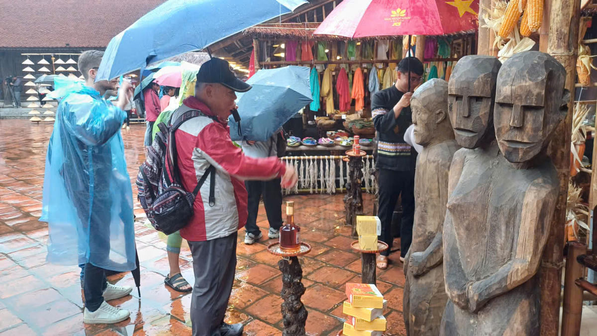 Du khách đội mưa tham quan, trải nghiệm không gian trưng bày. Ảnh: P. Sỹ.