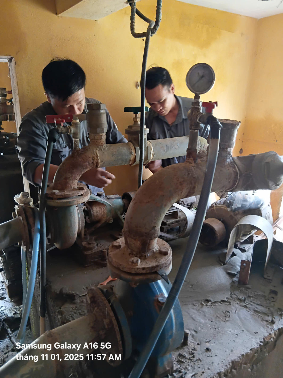 Công nhân các nhà máy nước kiểm tra máy móc để đảm bảo cấp nước trở lại. Ảnh: Nguyễn Tú.