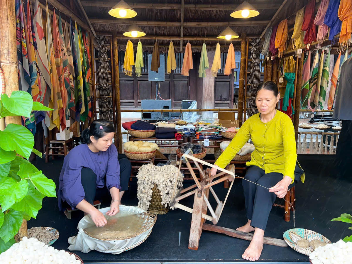 Thái Học hình ảnh người thợ làng nghề được tái hiện sinh động, tạo nên không gian kết nối giữa quá khứ và hiện tại. Ảnh: P. Sỹ.