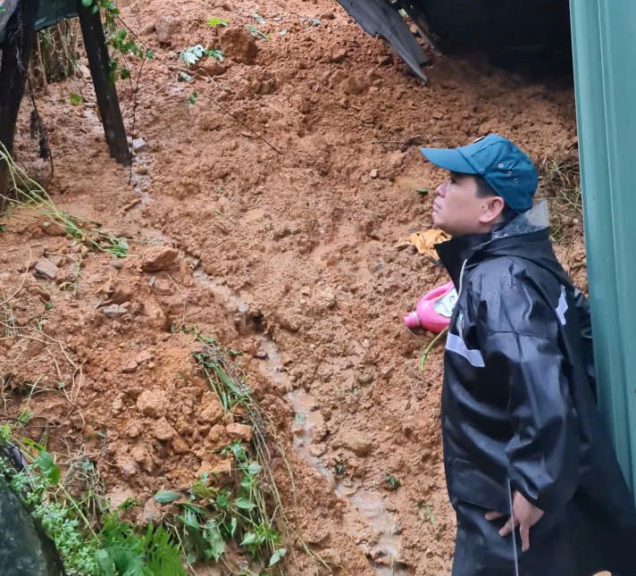 Đất đá sạt lở tràn vào nhà của người dân ở khu dân cư&nbsp;thôn Phú Nhơn. Ảnh: CV.