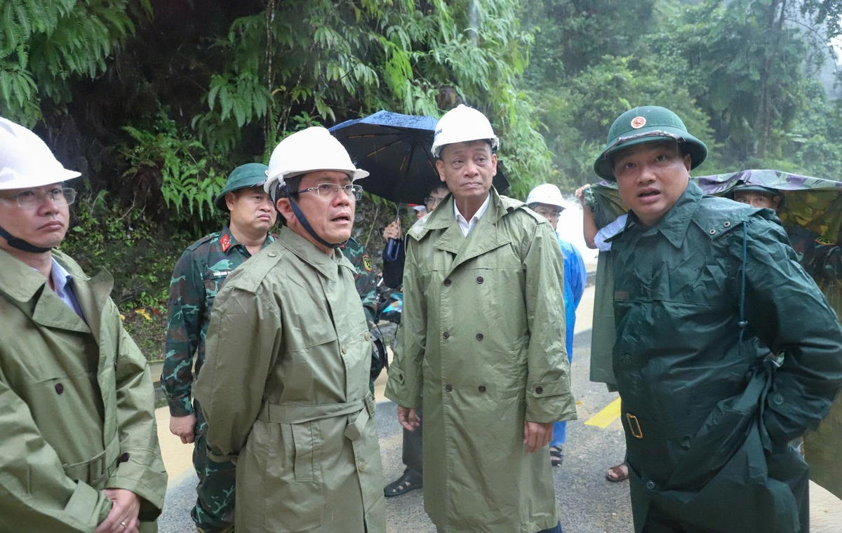 Phó Chủ tịch UBND TP Đà Nẵng Trần Nam Hưng (ở giữa đeo kính) kiểm tra điểm sạt lở trên quốc lộ 40B. Ảnh: Chí Đại.