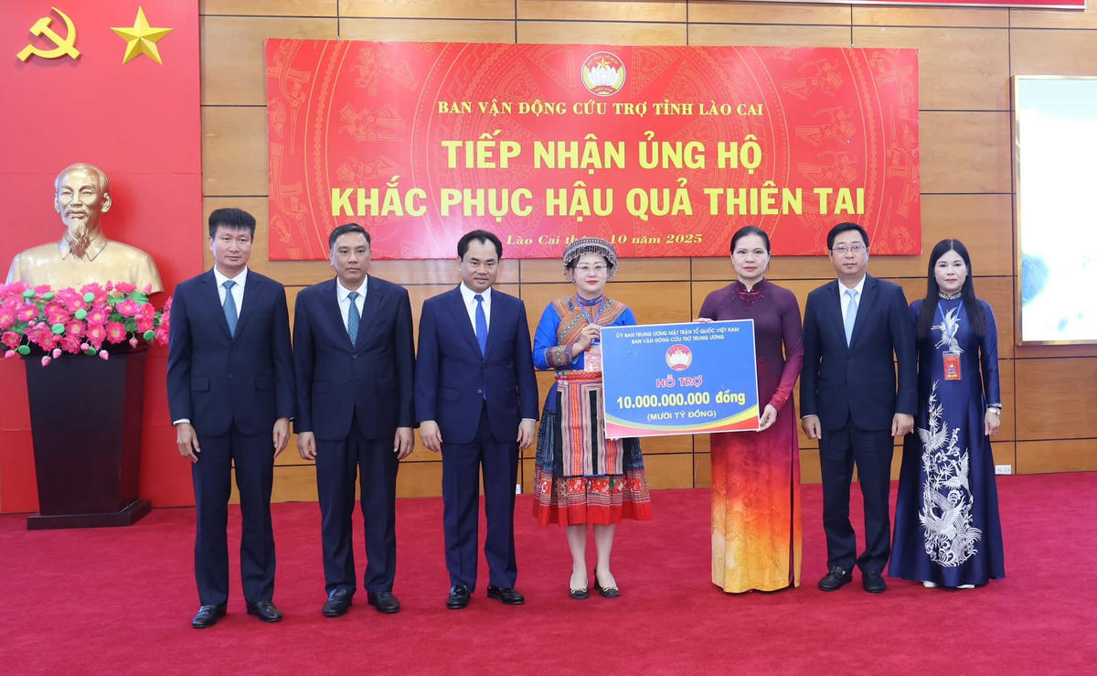 Bà Hà Thị Nga - Ủy viên Ban Chấp hành Trung ương Đảng, Phó Chủ tịch Ủy ban Trung ương MTTQ Việt Nam&nbsp;trao 10 tỷ đồng ủng hộ tỉnh Lào Cai khắc phục hậu quả thiên tai.&nbsp;Ảnh: Thanh Xuân.